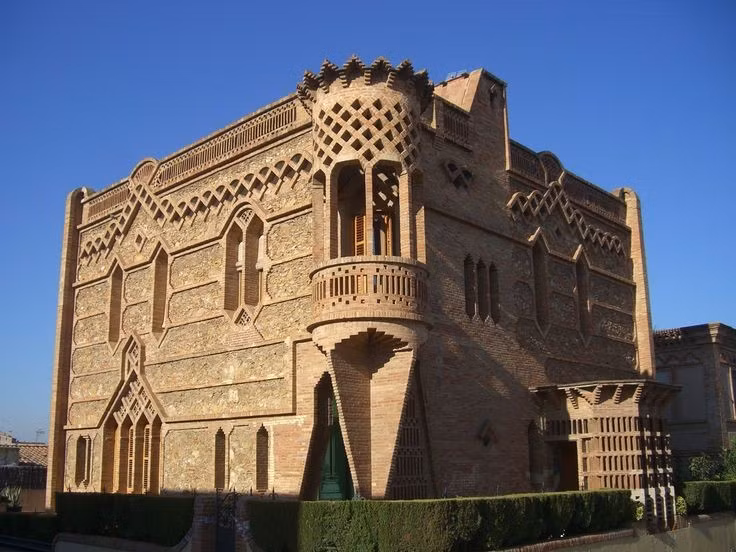  Colònia Güell (nhà nguyện). Colònia Güell là "phòng thí nghiệm" kiến trúc nơi Gaudí thử nghiệm các kết cấu vòm nghiêng và cột xiên trước khi áp dụng cho Sagrada Família. Dù chưa hoàn thành toàn bộ dự án, công trình này vẫn thể hiện tầm nhìn tiên phong của ông. Ảnh: Pinterest.