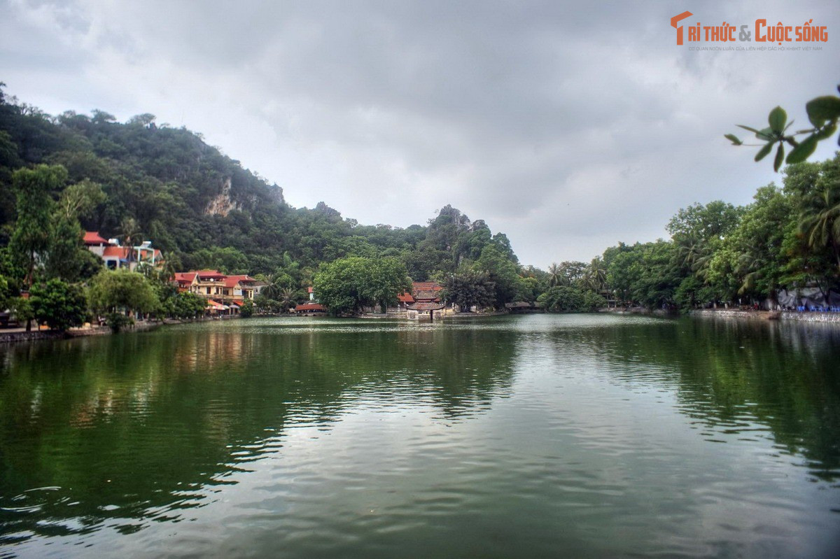 Lịch sử hình thành từ triều Lý. Chùa Thầy, còn gọi là Thiên Phúc Tự, được xây dựng từ thế kỷ 11 dưới triều vua Lý Nhân Tông, là một trong những ngôi chùa có lịch sử lâu đời nhất Việt Nam.