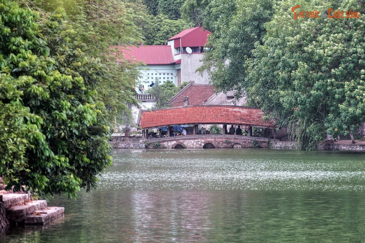 Nơi khai sinh nghệ thuật múa rối nước. Theo truyền thuyết, chùa Thầy là nơi Thiền sư Từ Đạo Hạnh đã sáng tạo ra múa rối nước – một di sản nghệ thuật truyền thống gắn bó với văn hóa dân gian Việt Nam.