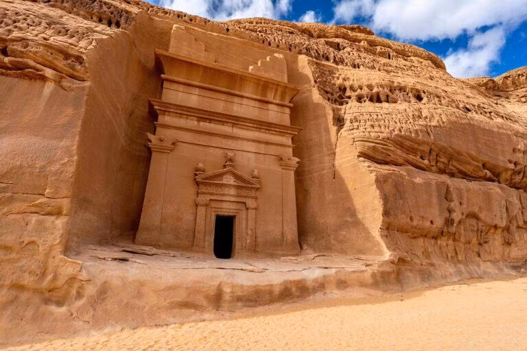  Dấu vết liên hệ với khảo cổ học. Một số học giả liên hệ Thamud với các địa điểm khảo cổ ở bán đảo Ả Rập, đặc biệt là Al-Hijr (Madain Salih), nơi có nhiều công trình khắc đá cổ. Ảnh: Pinterest.