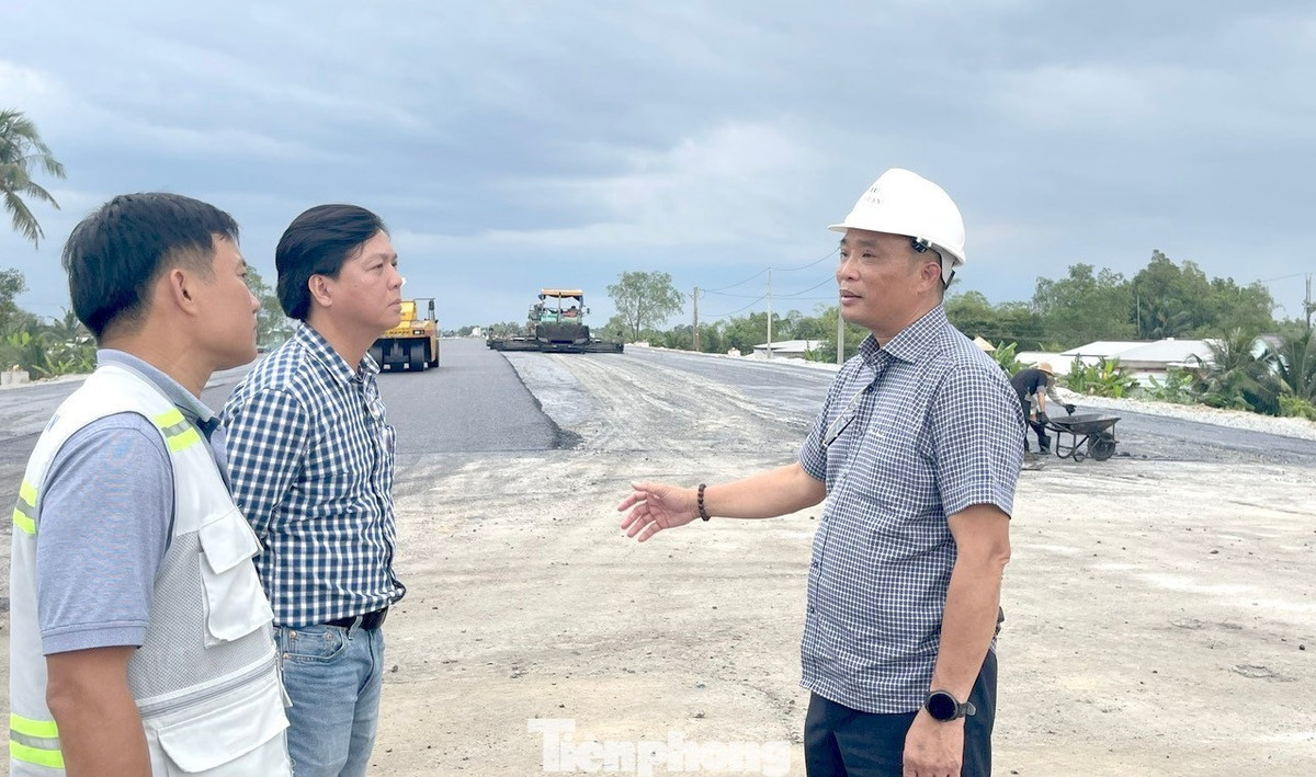 “Để động viên, khích lệ kỹ sư, công nhân trên công trường, chủ đầu tư và các nhà thầu cùng đoàn thể thường xuyên thăm hỏi, động viên, hỗ trợ những người ngày đêm bám công trường. Qua đó để mỗi người lao động đều thấy được quan tâm, không thấy cô đơn trên công trường, như Thủ tướng Phạm Minh Chính thường nhắc nhở mỗi khi đến thăm, kiểm tra công trình”, ông Thi (bên phải) nói.