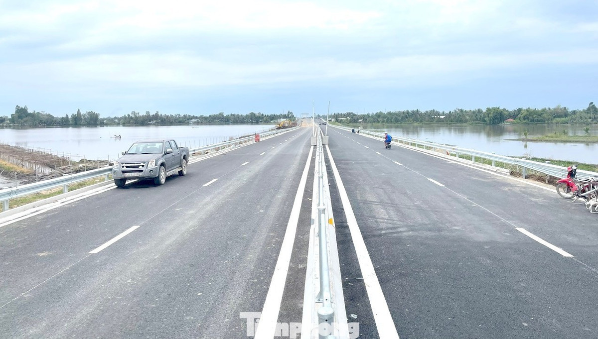 Dự án cao tốc Cần Thơ - Cà Mau có chiều dài hơn 110km, thuộc tuyến đường bộ cao tốc Bắc – Nam phía Đông giai đoạn 2, đi qua Cần Thơ, Kiên Giang và Cà Mau, tổng mức đầu tư hơn 27.500 tỷ đồng từ ngân sách nhà nước. Dự án được khởi công vào tháng 1/2023, dự kiến ngày 19/12 sẽ thông xe kỹ thuật.