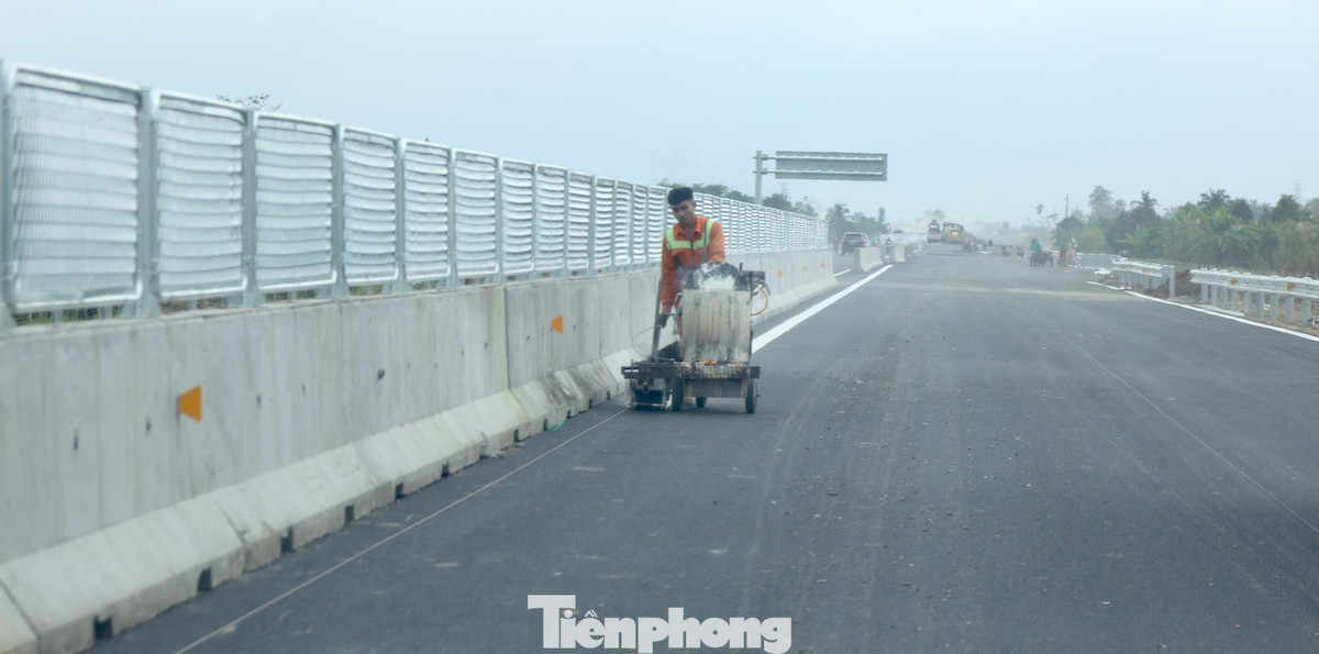 Cao tốc Cần Thơ - Cà Mau mang theo kỳ vọng của hàng triệu người dân miền Tây Nam Bộ. Dù thời gian đầu gặp một số khó khăn về nguồn cát san lấp, giá vật liệu tăng, miền Tây mưa nhiều… Từ sự vào cuộc của bộ ngành, địa phương, đặc biệt sự chỉ đạo sát sao của Thủ tướng, những khó khăn, vướng mắc dần được tháo gỡ, nỗ lực từ chủ đầu tư, nhà thầu, tuyến cao tốc đang đếm từng ngày về đích.