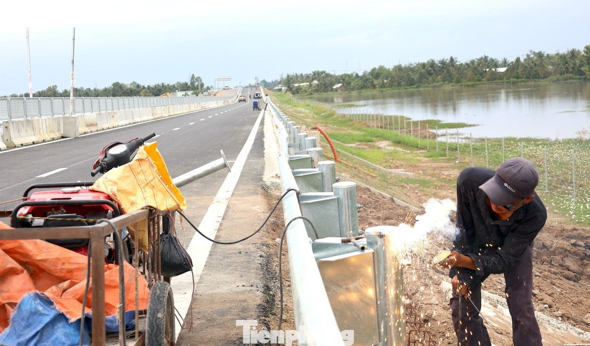 Hầu hết tuyến chính đã cơ bản xong, một số hạng mục còn lại đang được công nhân thi công hoàn thiện công đoạn cuối.