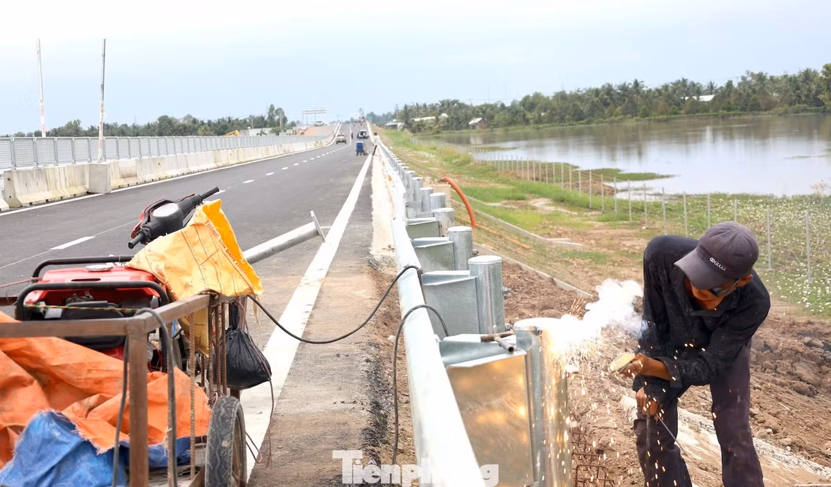 Hầu hết tuyến chính đã cơ bản xong, một số hạng mục còn lại đang được công nhân thi công hoàn thiện công đoạn cuối.