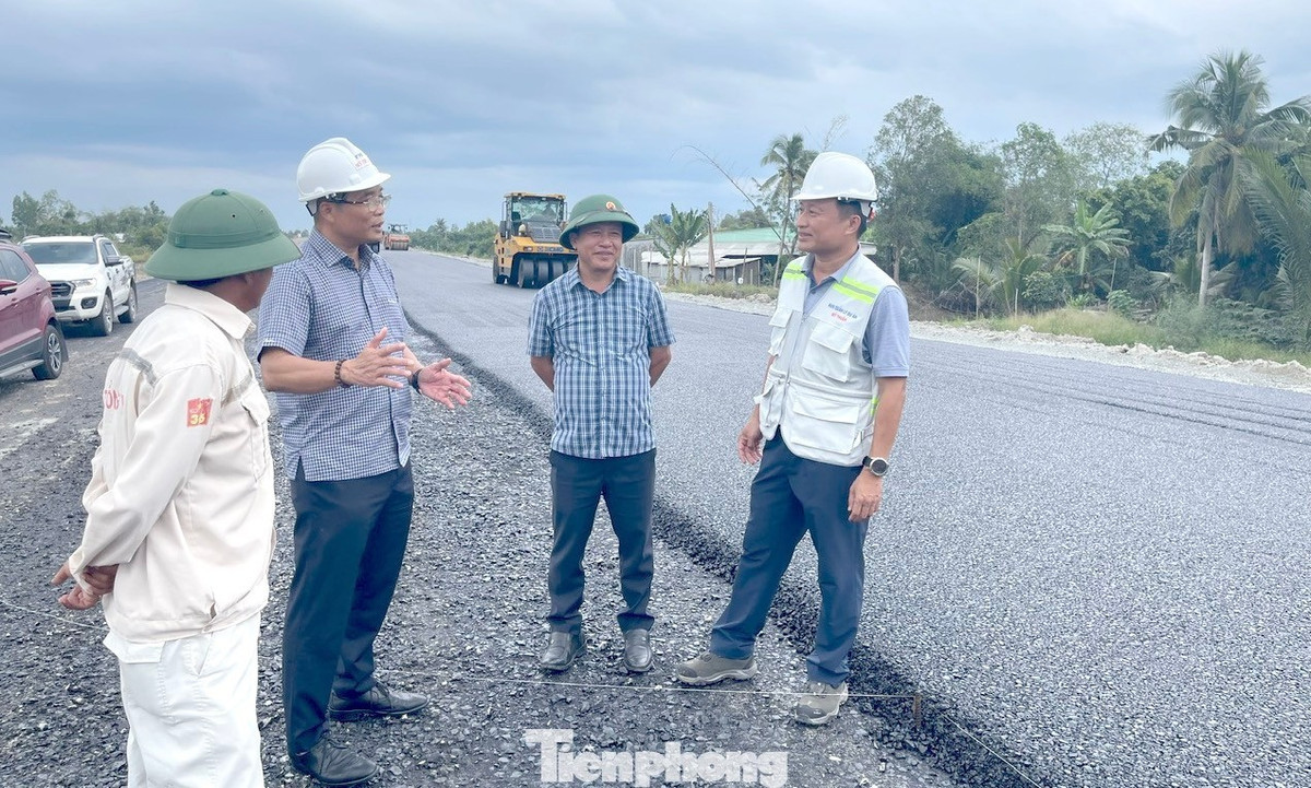 Giám đốc Ban Quản lý dự án Mỹ Thuận - Trần Văn Thi (thứ 2 từ trái sang) cho biết, những ngày qua lãnh đạo Ban phân công nhau túc trực thường xuyên trên công trường để chỉ đạo, động viên, giám sát thi công và kịp thời tháo gỡ khó khăn cho các nhà thầu, bảo đảm công trình thông xe kỹ thuật vào ngày 19/12, đưa cao tốc Bắc - Nam thông tuyến từ Lạng Sơn tới Cà Mau như Thủ tướng chỉ đạo.