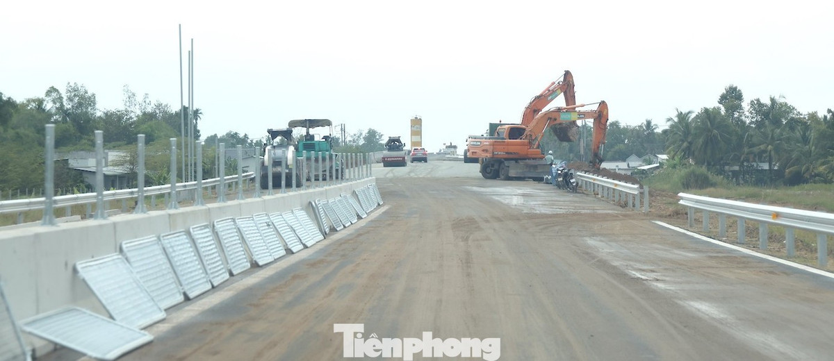Cũng theo ông Thi, tới nay, tuyến chính của Dự án không còn vướng mắc gì, chỉ cần “ông trời” ủng hộ không mưa, 200 mũi thi công sẽ bảo đảm đưa công trình hoàn thành trước ngày 19/12.