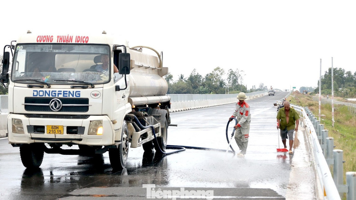 Trên công trường cao tốc Cần Thơ - Cà Mau, nhiều đoạn đã hoàn thành toàn bộ tuyến chính, nhà thầu triển khai dọn vệ sinh công trường sẵn sàng cho thông xe vào Thứ 6 tuần tới.