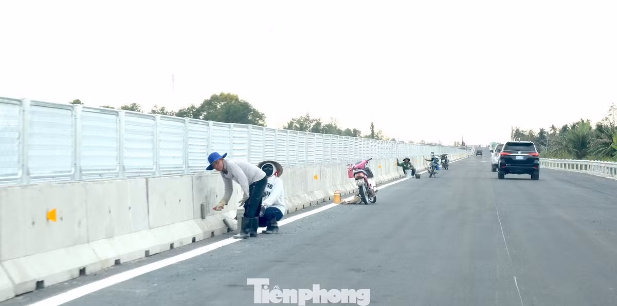 Ông Trần Văn Thi cho biết, thời gian qua, chủ đầu tư, nhà thầu đều phát huy tinh thần “vượt nắng, thắng mưa”, “3 ca, 4 kíp”, để đưa dự án hoàn thành đúng kế hoạch. Hiện, trên công trường có hơn 1.500 máy móc, thiết bị và hơn 3.000 lao động, trên 200 mũi thi công dọc dự án cả ngày lẫn đêm. Các mũi thi công tập trung hoàn thành các phần việc còn lại trên tuyến chính, như thảm mặt đường một số vị trí còn lại, hoàn thiện hệ thống an toàn giao thông.