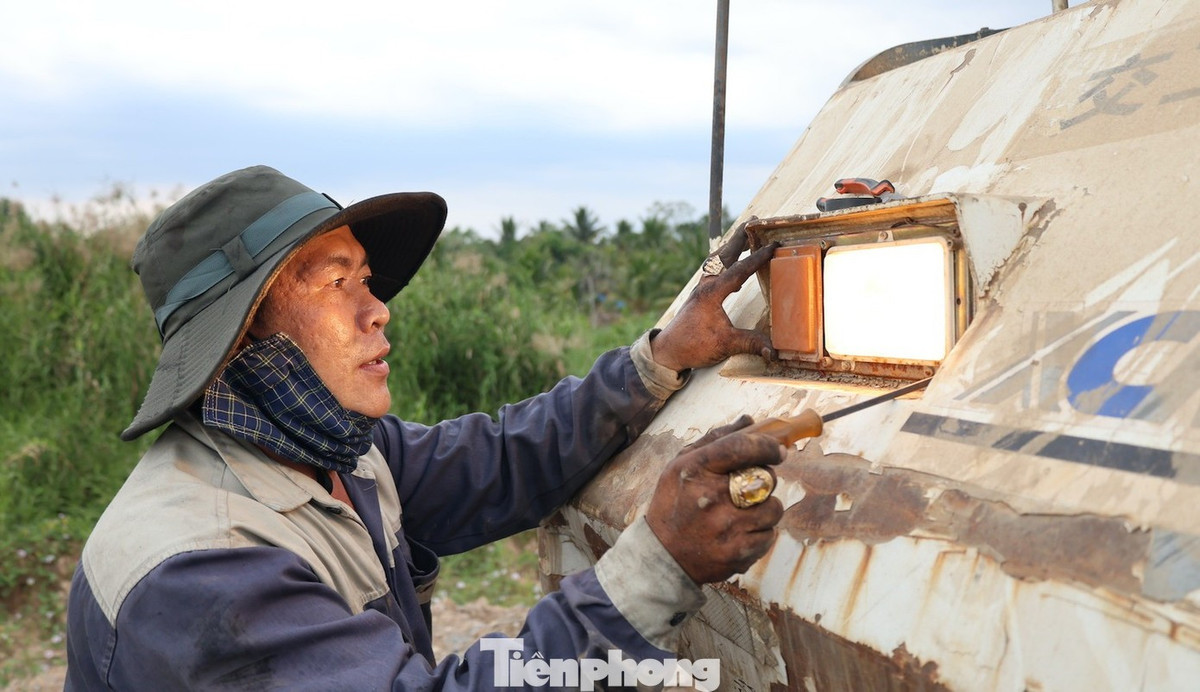 Để kịp mục tiêu về đích vào ngày 19/12, các nhà thầu huy động máy móc nhân sự làm cả ngày lẫn đêm, tranh thủ mỗi khi thời tiết thuận lợi. Ảnh công nhân sửa đèn máy chuẩn bị bước vào ca làm đêm.