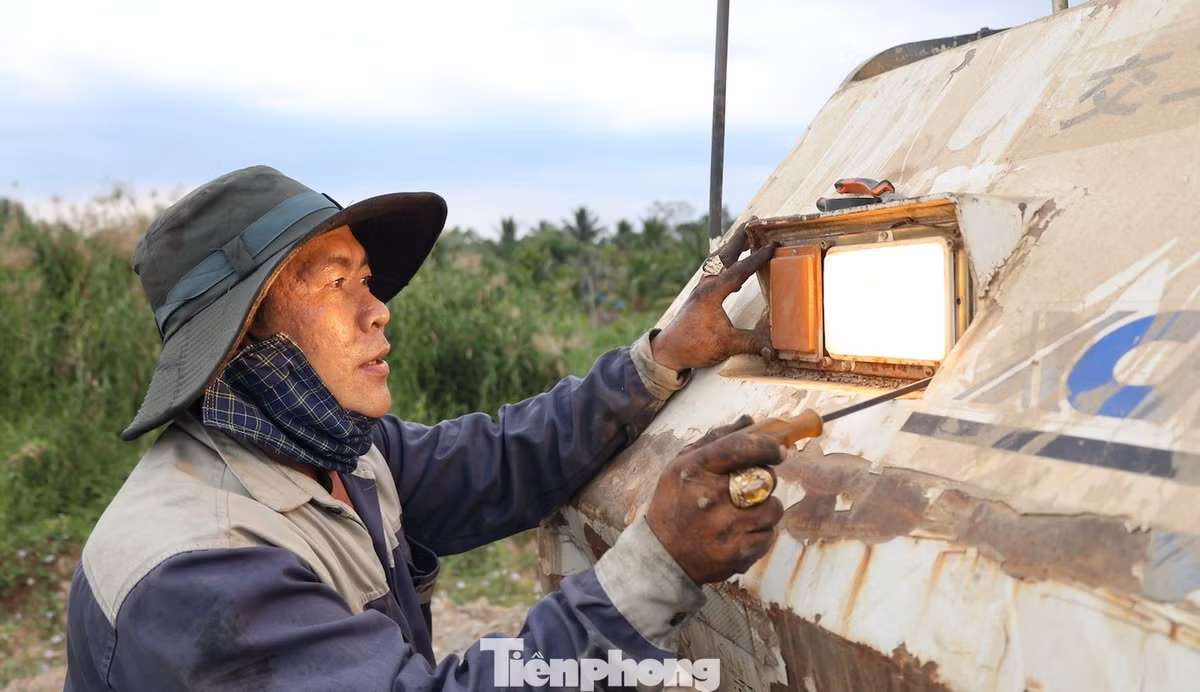 Để kịp mục tiêu về đích vào ngày 19/12, các nhà thầu huy động máy móc nhân sự làm cả ngày lẫn đêm, tranh thủ mỗi khi thời tiết thuận lợi. Ảnh công nhân sửa đèn máy chuẩn bị bước vào ca làm đêm.