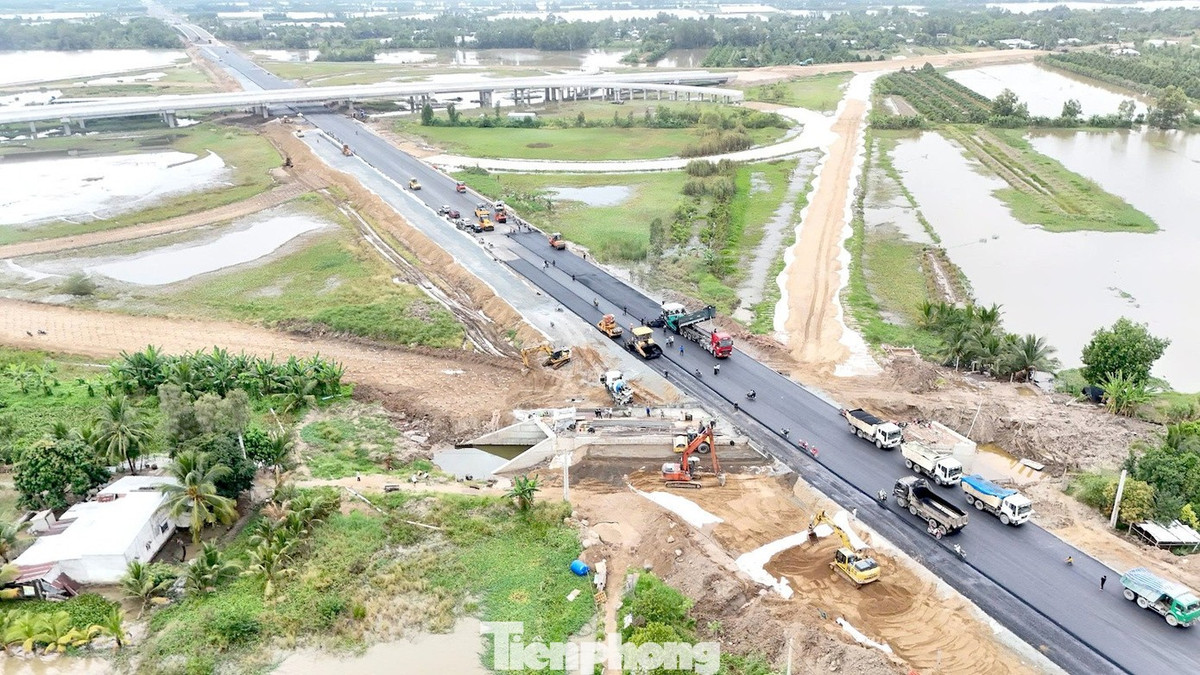 Một số vị trí đang được nhà thầu hoàn thiện nốt lớp bê tông nhựa mặt đường. Những vị trí thảm nhựa này hầu hết nằm ở đầu cầu, do thời gian gia tải chờ lún kéo dài.