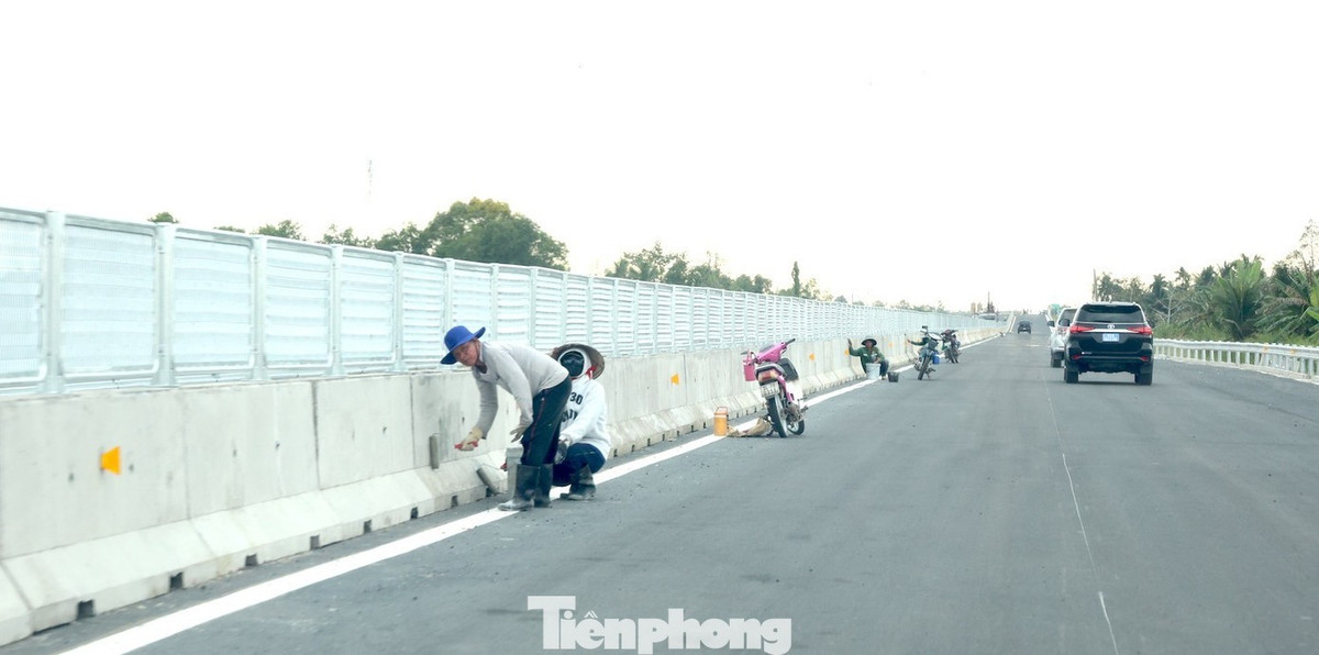 Ông Trần Văn Thi cho biết, thời gian qua, chủ đầu tư, nhà thầu đều phát huy tinh thần “vượt nắng, thắng mưa”, “3 ca, 4 kíp”, để đưa dự án hoàn thành đúng kế hoạch. Hiện, trên công trường có hơn 1.500 máy móc, thiết bị và hơn 3.000 lao động, trên 200 mũi thi công dọc dự án cả ngày lẫn đêm. Các mũi thi công tập trung hoàn thành các phần việc còn lại trên tuyến chính, như thảm mặt đường một số vị trí còn lại, hoàn thiện hệ thống an toàn giao thông.