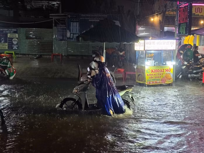 Đến 23 giờ, đường Nguyễn Duy Trinh, phường Bình Trưng vẫn đang mưa và tiếp tục ngập nặng.
