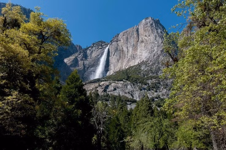  3. Nước chảy mạnh vào mùa xuân. Lưu lượng nước đạt đỉnh vào khoảng tháng 5 khi băng tuyết tan chảy từ dãy Sierra Nevada. Ảnh: Pinterest.