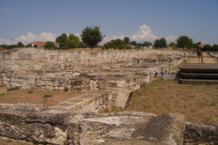  Thành phố suy tàn sau thời kỳ La Mã. Sau khi Macedonia bị La Mã chinh phục vào thế kỷ 2 TCN, vai trò của Pella dần suy giảm. Những trận động đất và sự thay đổi tuyến thương mại cũng góp phần khiến thành phố dần bị bỏ hoang và rơi vào quên lãng. Ảnh: Pinterest.