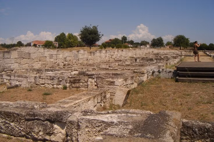  Thành phố suy tàn sau thời kỳ La Mã. Sau khi Macedonia bị La Mã chinh phục vào thế kỷ 2 TCN, vai trò của Pella dần suy giảm. Những trận động đất và sự thay đổi tuyến thương mại cũng góp phần khiến thành phố dần bị bỏ hoang và rơi vào quên lãng. Ảnh: Pinterest.