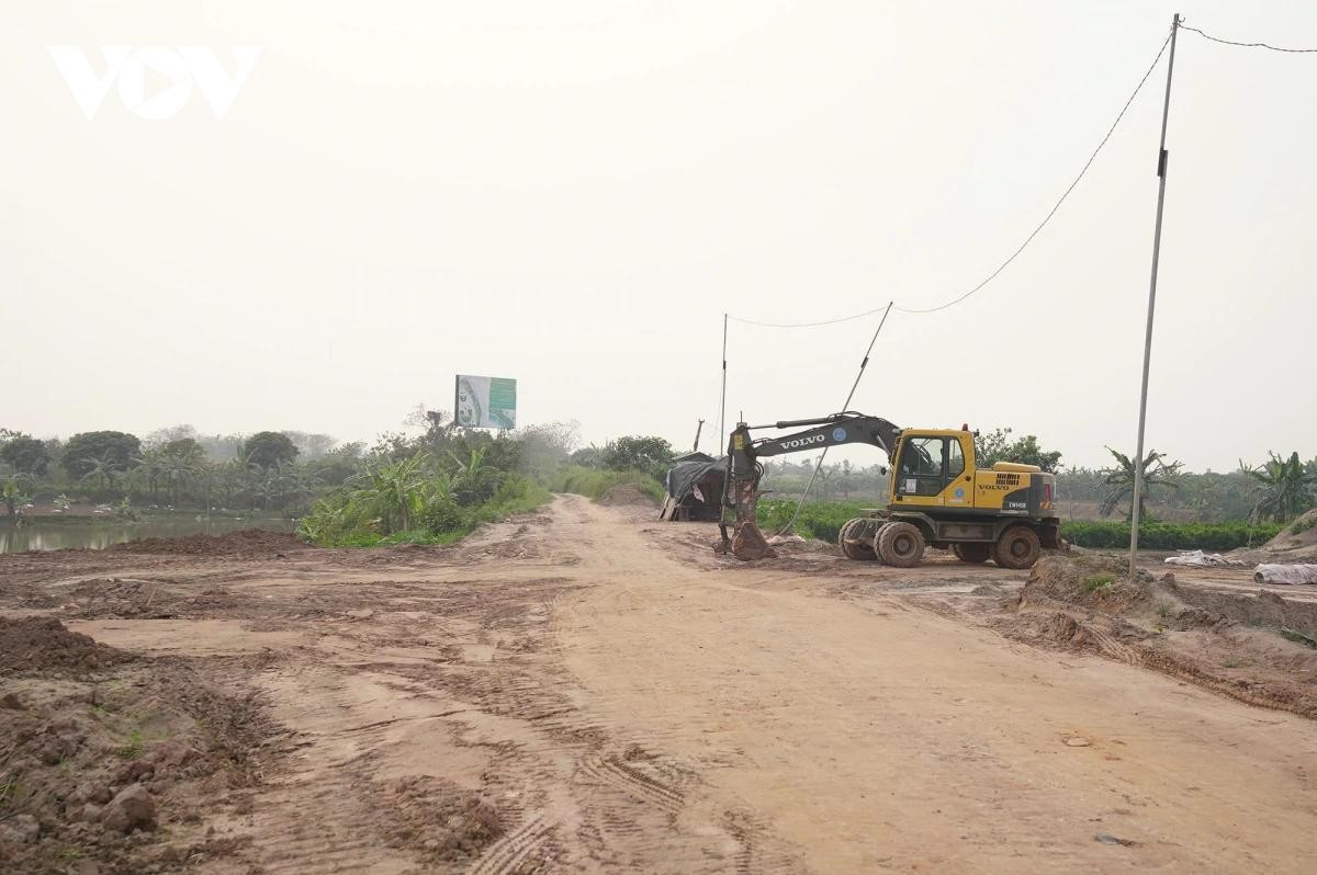 Dự án khởi công ngày 19/8/2025 và hiện liên danh nhà thầu đã huy động gần 100 máy móc, thiết bị và triển khai 8 mũi thi công đồng loạt trên toàn tuyến.