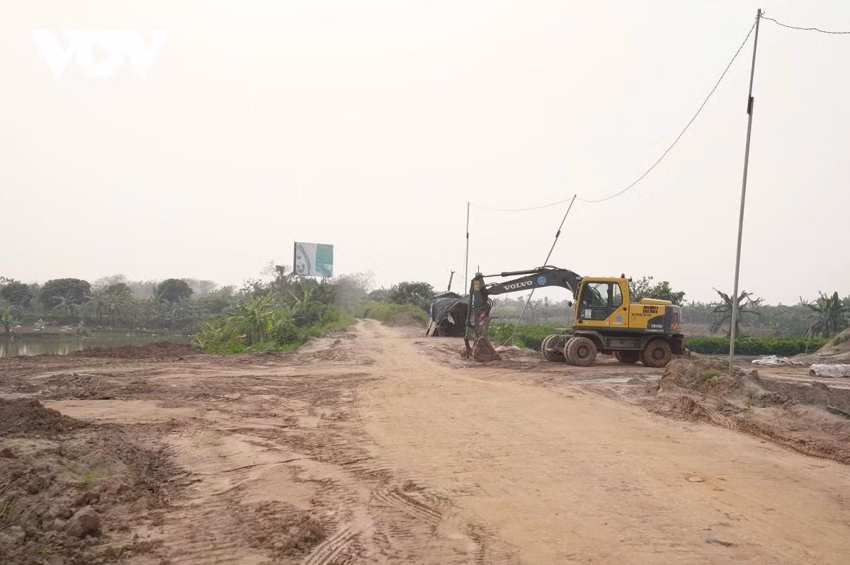 Dự án khởi công ngày 19/8/2025 và hiện liên danh nhà thầu đã huy động gần 100 máy móc, thiết bị và triển khai 8 mũi thi công đồng loạt trên toàn tuyến.