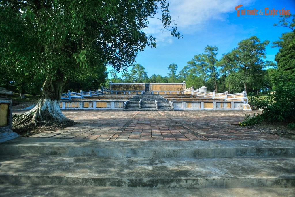 Là lăng lớn nhất trong hệ thống lăng mộ triều Nguyễn. Khuôn viên lăng Gia Long rộng hàng chục km² với nhiều công trình phụ cận.