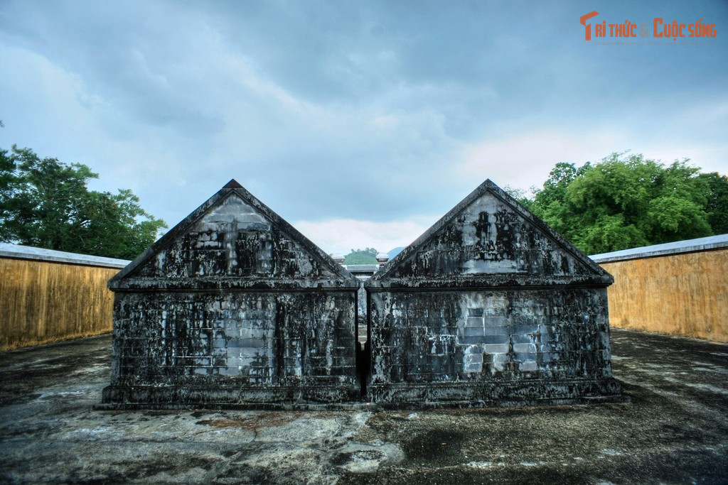 Hoàng đế và Hoàng hậu được an táng cạnh nhau. Gia Long và Thừa Thiên Cao Hoàng hậu được chôn chung, tạo điểm khác biệt hiếm có.