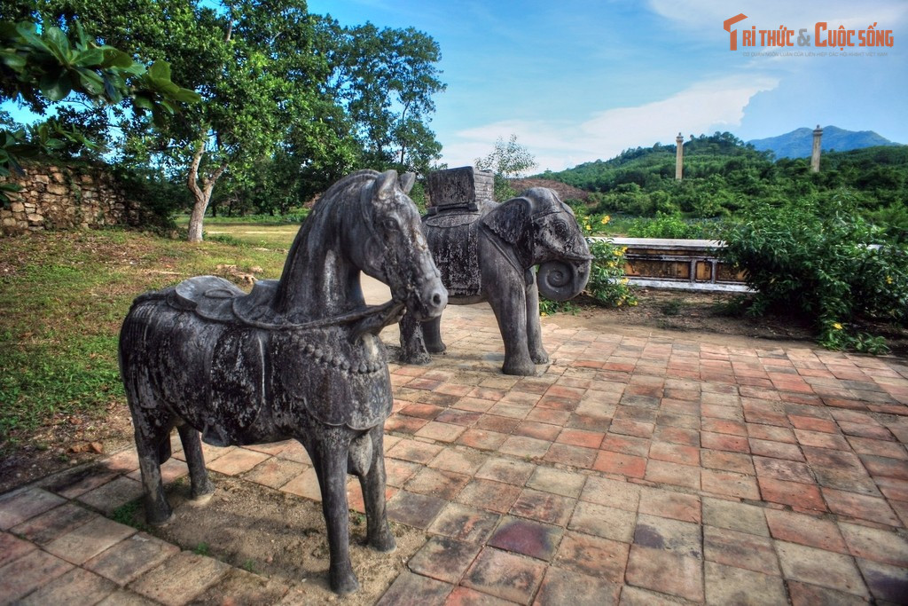 Vị trí được chọn theo thế “núi chầu sông tụ”. Địa thế lăng có nhiều dãy núi bao bọc, hợp phong thủy hoàng gia.