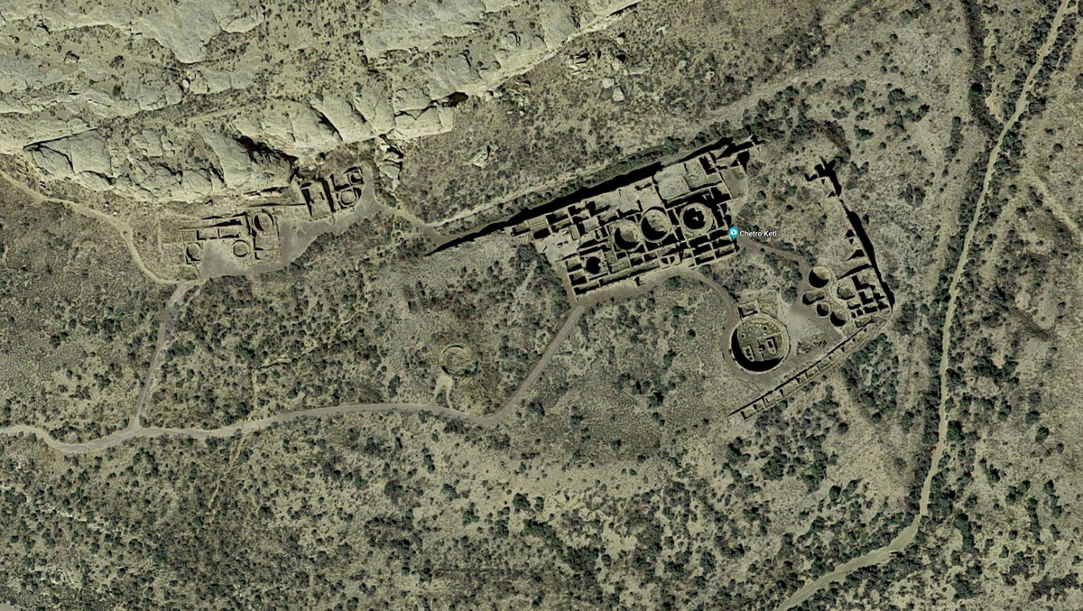  Trung tâm quyền lực và phân phối. Nhiều nhà nghiên cứu cho rằng Chetro Ketl không chỉ là nơi ở mà còn là trung tâm hành chính, lưu trữ lương thực và phân phối tài nguyên trong mạng lưới Chaco rộng lớn. Ảnh: visitchaco.us.