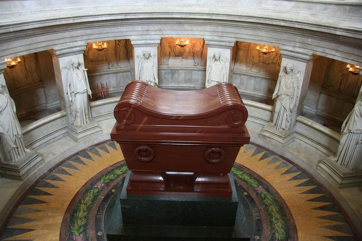  Nơi an nghỉ của Hoàng đế Napoleon Bonaparte. Hài cốt của Napoleon được đưa về đây năm 1840, đặt trong lăng mộ hoành tráng bằng đá porphy dưới mái vòm trung tâm. Ảnh: Pinterest.