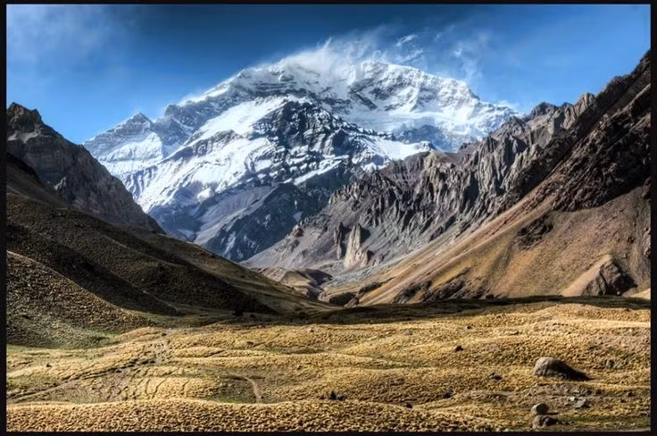  5. Có tuyến đường lên đỉnh không cần kỹ năng leo băng. Đỉnh Aconcagua có thể được tiếp cận qua đường bình nguyên phía Bắc, không đòi hỏi kỹ thuật leo băng, nhưng vẫn rất gian nan. Ảnh: Pinterest.