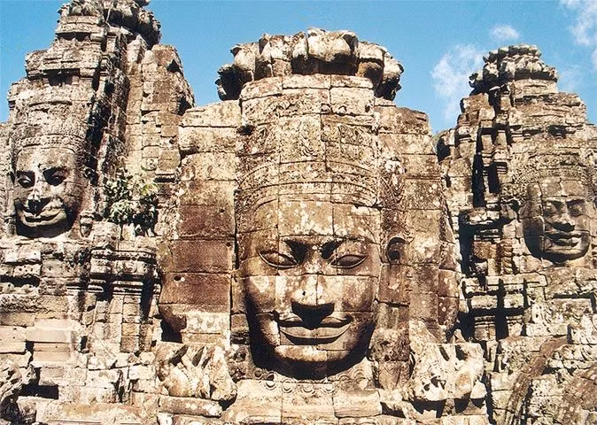 Nổi tiếng với 216 khuôn mặt khổng lồ. Những khuôn mặt mỉm cười bí ẩn được chạm khắc trên các tháp đá tượng trưng cho lòng từ bi và quyền lực. Ảnh: Pinterest.