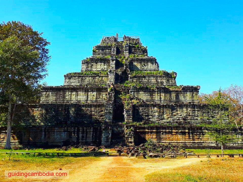  Cao gần 40 mét. Prasat Thom là một trong những công trình tôn giáo cao nhất của người Khmer cổ. Ảnh: Pinterest.