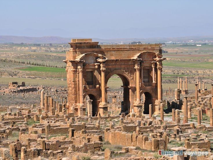  Khải hoàn môn Trajan vẫn đứng vững qua thời gian. Cổng vòm hoành tráng này từng là lối vào chính của thành phố, biểu trưng cho quyền lực La Mã và ngày nay vẫn là hình ảnh mang tính biểu tượng nhất của Timgad. Ảnh: Pinterest.