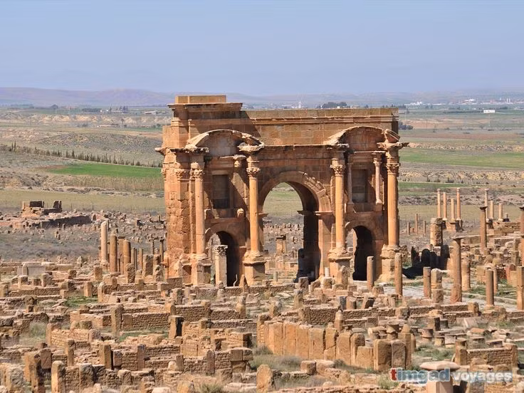  Khải hoàn môn Trajan vẫn đứng vững qua thời gian. Cổng vòm hoành tráng này từng là lối vào chính của thành phố, biểu trưng cho quyền lực La Mã và ngày nay vẫn là hình ảnh mang tính biểu tượng nhất của Timgad. Ảnh: Pinterest.