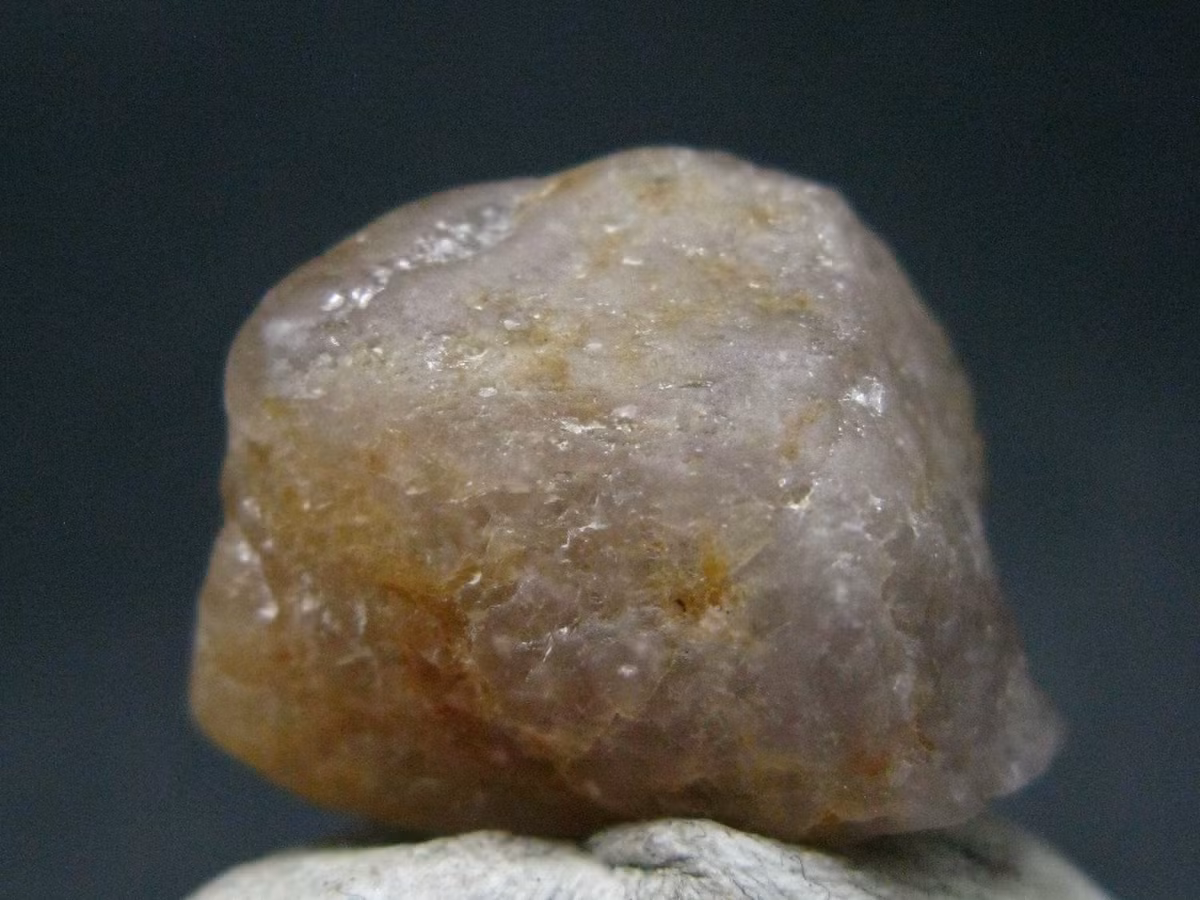  4. Màu sắc đa dạng. Khoáng vật này thường có màu tím, hồng, đỏ hoặc xanh xám, đôi khi gần giống spinel hoặc sapphire, khiến việc phân biệt bằng mắt thường rất khó. Ảnh: etsystatic.com.