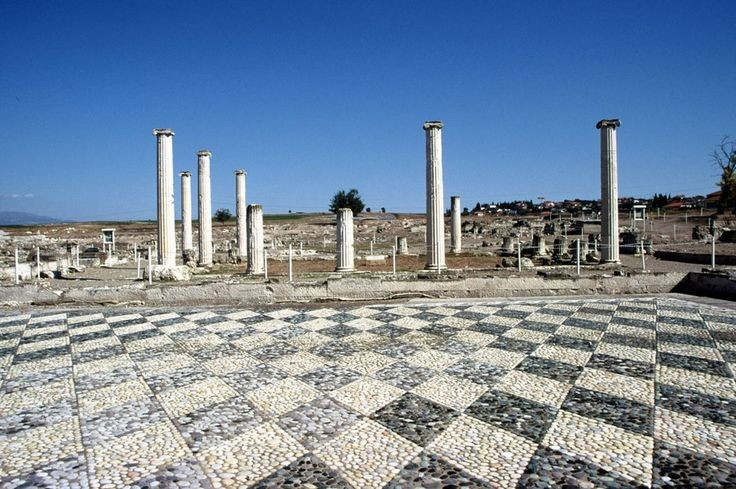  Pella được khai quật lại từ thế kỷ 20. Các cuộc khai quật khảo cổ lớn bắt đầu từ đầu thế kỷ 20 đã dần hé lộ tàn tích của thành phố cổ. Nhiều công trình như quảng trường, nhà ở, đường phố và hệ thống cống thoát nước đã được phát hiện, giúp các nhà nghiên cứu hiểu rõ hơn về đời sống đô thị thời Macedonia cổ đại. Ảnh: Pinterest.