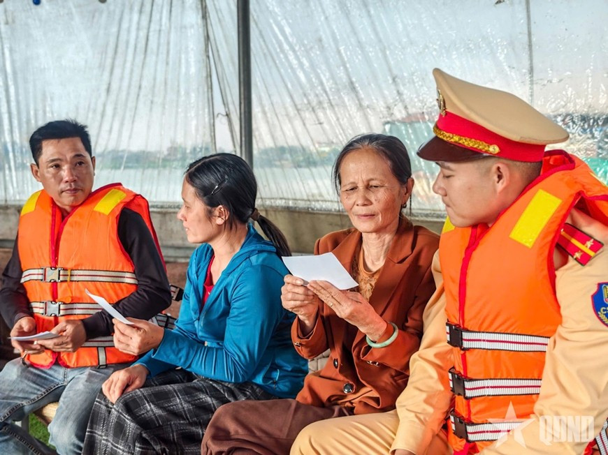 Cầm trên tay tấm thẻ cử tri, nhiều tâm nguyện của người dân gửi gắm trong lá phiếu.