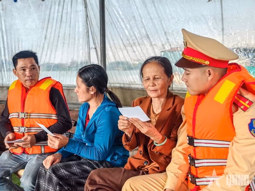 Cầm trên tay tấm thẻ cử tri, nhiều tâm nguyện của người dân gửi gắm trong lá phiếu.