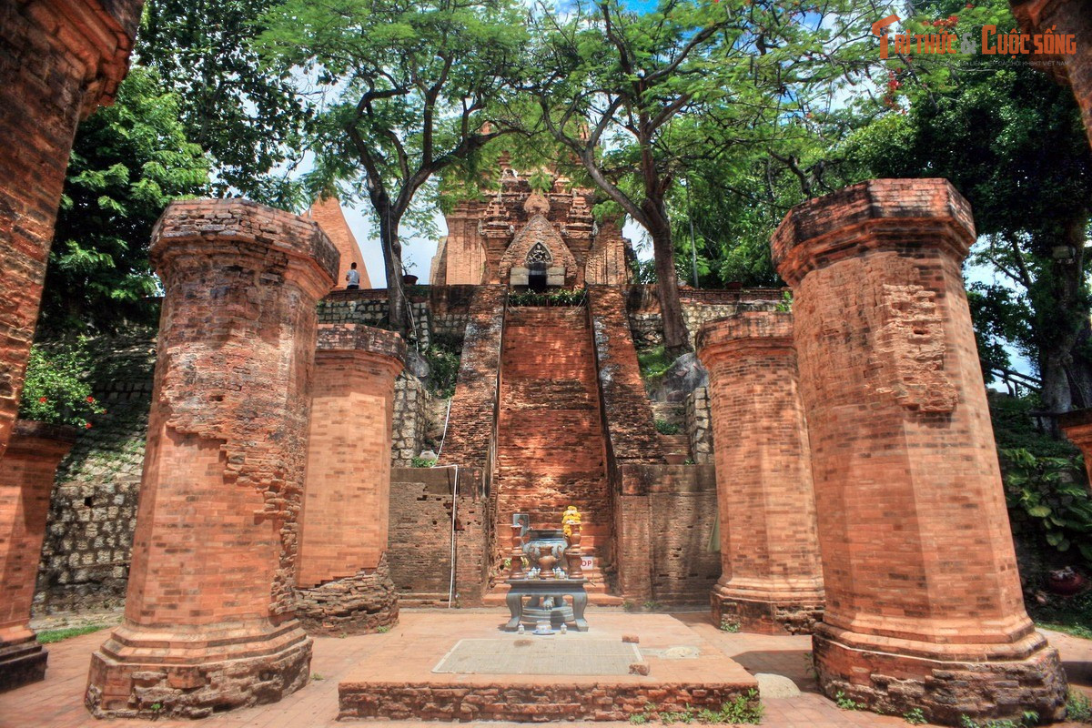 Ngôi đền thờ nữ thần quyền năng của người Chăm. Tháp Bà Ponagar hiện tọa lạc ở phường Vĩnh Phước (TP Nha Trang). Tháp Bà Ponagar được xây dựng và tu bổ từ khoảng thế kỷ 7-12 để thờ nữ thần Po Nagar – vị thần Mẹ xứ sở trong tín ngưỡng Chăm, được tin là người tạo ra đất đai, cây cối và dạy dân sinh sống.