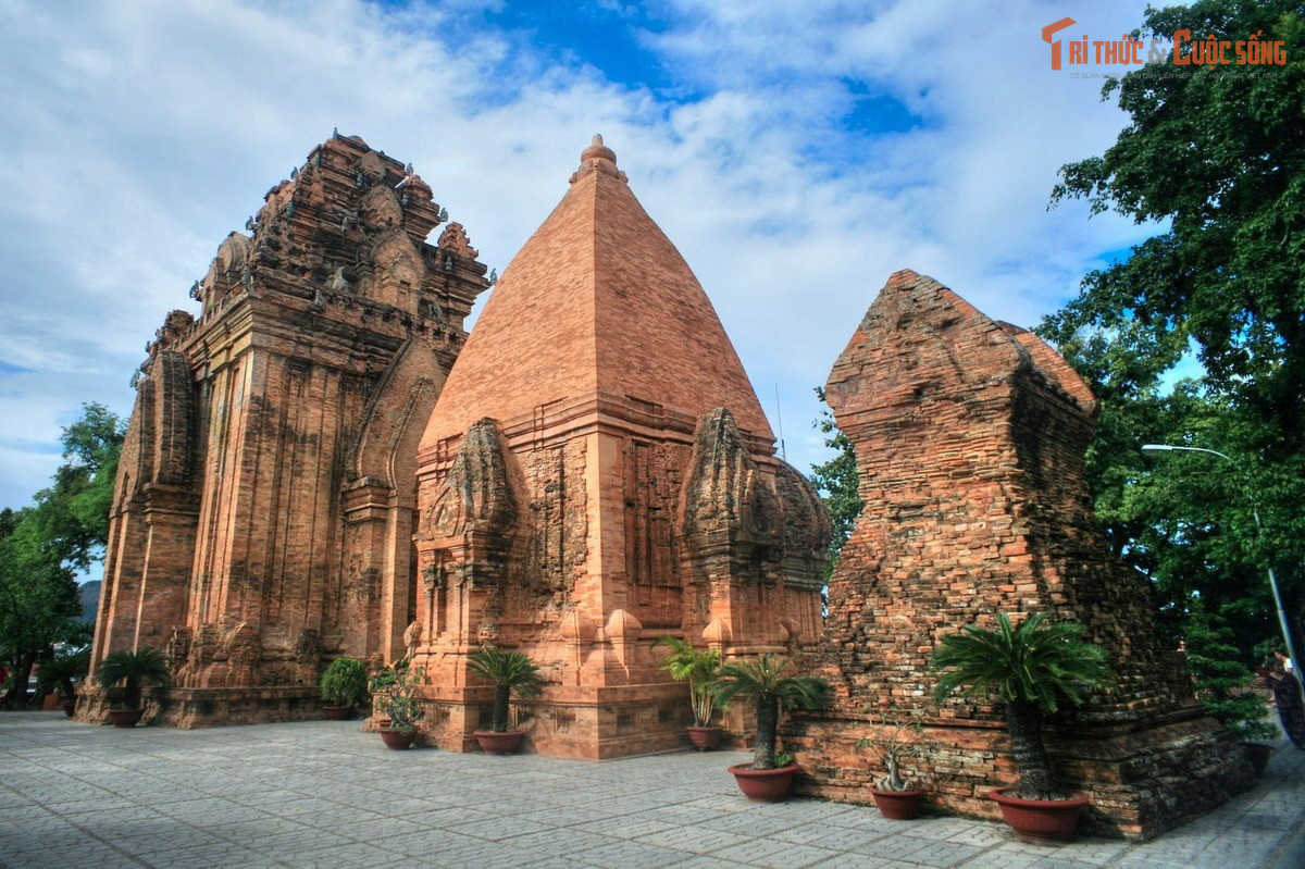 Không gian linh thiêng được duy trì qua nhiều thế kỷ. Dù trải qua chiến tranh và biến động, Tháp Bà Ponagar vẫn là nơi hành hương quan trọng của cả người Chăm lẫn người Việt, thể hiện sự tiếp nối tín ngưỡng hiếm có.