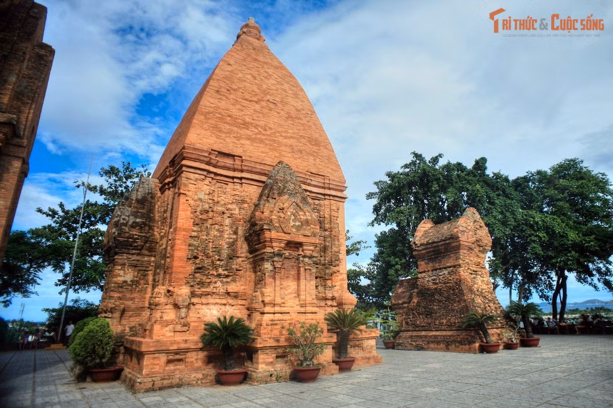 Giá trị thực nằm ở văn hóa và niềm tin cộng đồng. Dù những câu chuyện mang màu sắc tâm linh chưa thể được kiểm chứng, sự kết hợp giữa lịch sử, kiến trúc và tín ngưỡng đã khiến Tháp Bà Ponagar trở thành một biểu tượng linh thiêng đặc biệt của miền Trung Việt Nam.