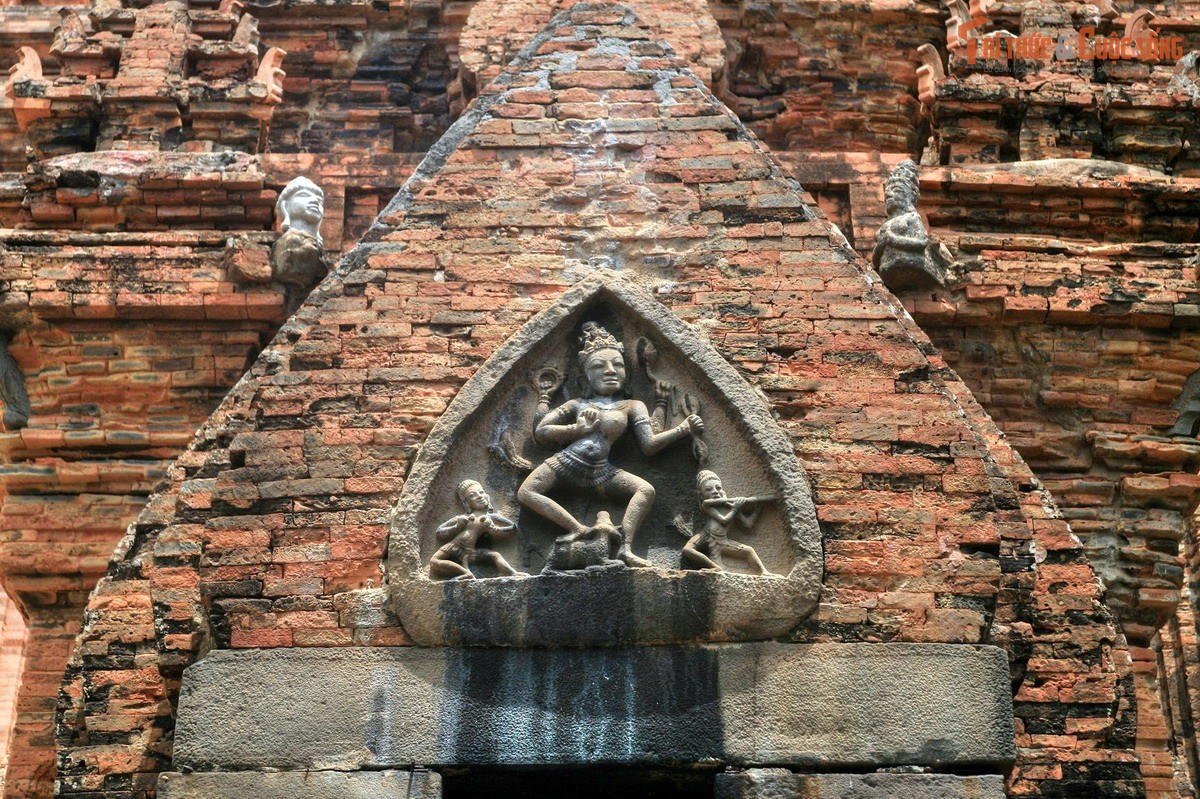 Sự giao thoa giữa tôn giáo và tín ngưỡng dân gian. Ngoài yếu tố Chăm cổ, khu tháp còn chịu ảnh hưởng của Phật giáo và tín ngưỡng thờ Mẫu của người Việt, làm phong phú thêm hệ thống niềm tin xoay quanh nơi đây.