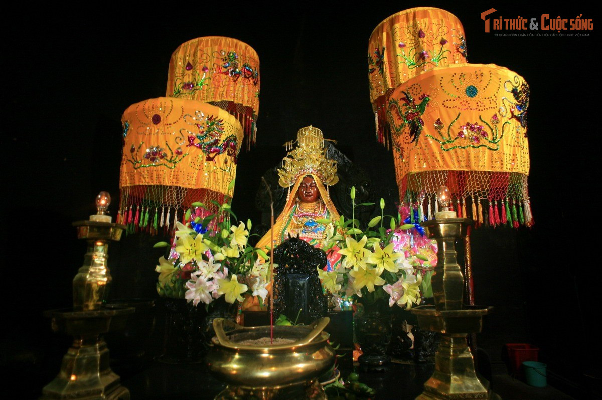 Tượng nữ thần từng bị đánh cắp và câu chuyện kỳ lạ. Do những thăng trầm lịch sử, pho tượng gốc của Po Nagar từng bị lấy đi, sau đó được thay thế bằng tượng mới. Một số giai thoại cho rằng những kẻ liên quan đến vụ trộm đã gặp tai họa, làm dấy lên niềm tin về “lời nguyền bảo hộ”.