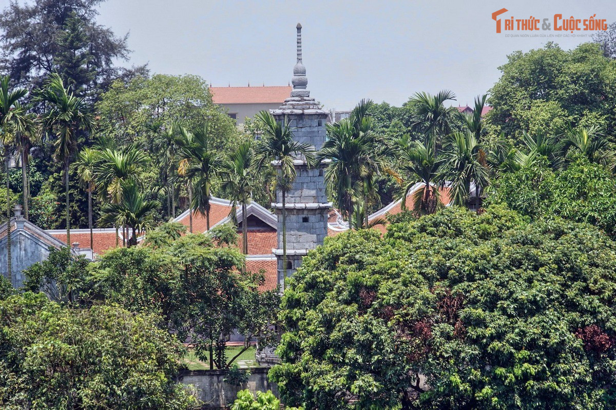 "Bút Tháp” không phải tên gốc của chùa. Chùa có tên chữ là Ninh Phúc tự, mang ý nghĩa “ngôi chùa của sự an lành”. Tên gọi Bút Tháp xuất phát từ hình dáng tháp Báo Nghiêm - tòa tháp đá cao vút như ngòi bút vươn lên trời, trở thành biểu tượng thị giác đặc trưng của toàn bộ quần thể.