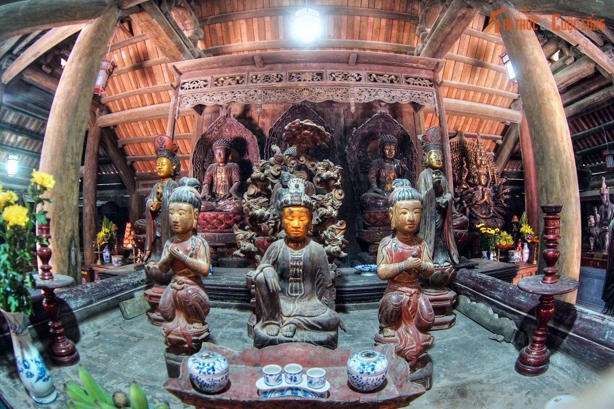 Hầu hết tượng thờ trong chùa vẫn giữ được lớp sơn son thếp vàng nguyên gốc. Điều này rất hiếm trong các di tích cổ, cho thấy kỹ thuật chế tác tinh xảo và điều kiện bảo tồn đặc biệt thuận lợi của chùa.