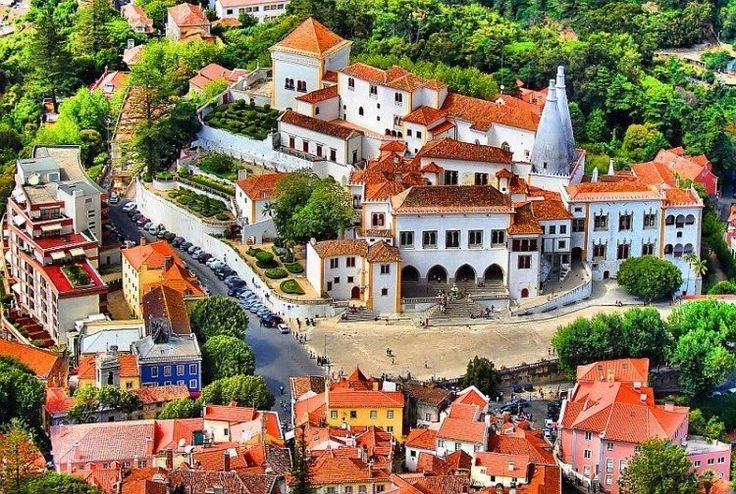  Khí hậu mát mẻ quanh năm. Nhờ vị trí gần biển và độ cao vừa phải, Sintra có khí hậu dịu mát hơn Lisbon. Sương mù thường bao phủ đồi núi, tạo nên bầu không khí huyền ảo đặc trưng. Ảnh: Pinterest.