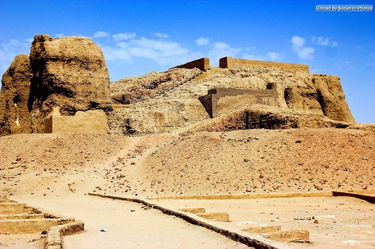  Nổi bật với công trình Deffufa khổng lồ. Kerma sở hữu các công trình bằng gạch bùn gọi là deffufa, đặc biệt là Đại Deffufa cao hàng chục mét, được xem là một trong những kiến trúc tôn giáo cổ nhất châu Phi. Ảnh: Pinterest.