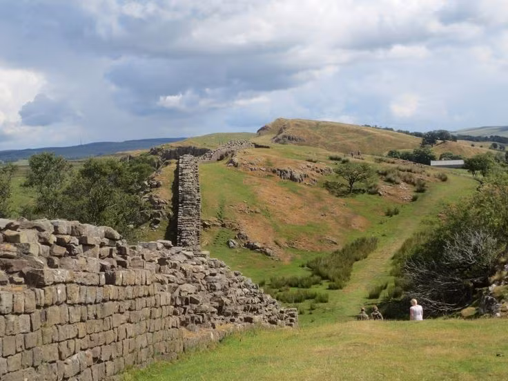  5. Không nhằm ngăn chặn tuyệt đối, mà để kiểm soát. Tường Hadrian không đủ cao để chặn hoàn toàn người xâm nhập mà chủ yếu để giám sát, đánh thuế và làm chậm bước tiến của kẻ thù. Ảnh: Pinterest.