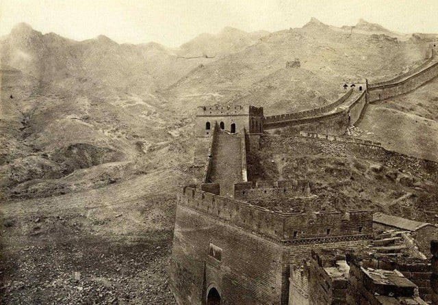 Hình ảnh cho thấy đoạn Bát Đạt Lĩnh của Vạn Lý Trường Thành (cách trung tâm đô thị của Bắc Kinh 50 dặm về phía Tây Bắc), các bậc thang đã được bao phủ bởi cát vàng hoang tàn.