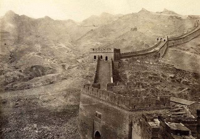 Hình ảnh cho thấy đoạn Bát Đạt Lĩnh của Vạn Lý Trường Thành (cách trung tâm đô thị của Bắc Kinh 50 dặm về phía Tây Bắc), các bậc thang đã được bao phủ bởi cát vàng hoang tàn.