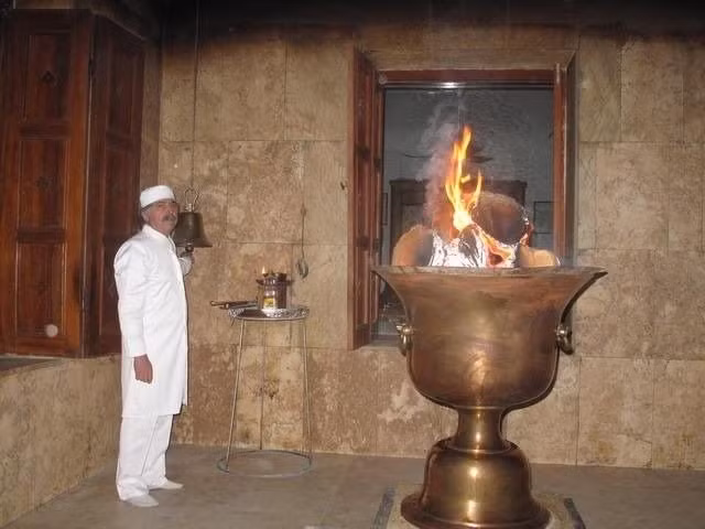  Tôn giáo cổ xưa nhưng chưa biến mất. Dù suy giảm sau khi Hồi giáo lan rộng, cộng đồng tín đồ Bái Hỏa giáo vẫn tồn tại tại Iran và Ấn Độ, bảo tồn một trong những truyền thống tâm linh lâu đời nhất thế giới. Ảnh: Pinterest.